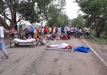 बंगरडीह हाई स्कूल के पास एक अनियंत्रित ट्रक ने बाइक सवार दो युवक को कुचला,  आक्रोशित ग्रामीणों ने शव को रख कर किया सड़क जाम