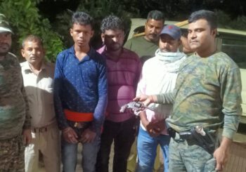 रिवाल्वर के साथ तीन युवक को गश्ती कर रही पुलिस ने किया गिरफ्तार