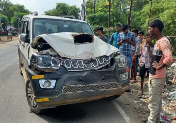 दो ट्रक के आमने सामने की टक्कर में पीछे से टकराई स्कोर्पियो बाल बाल बचे सवारी