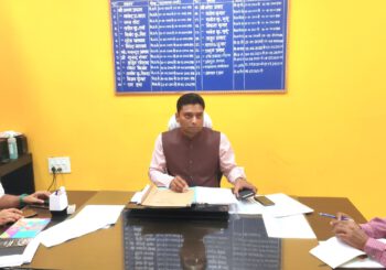 जिलाधिकारी ने लक्ष्मीपुर प्रखंड कार्यालय का किया औचक निरीक्षण, कार्य में कोताही बरतने पर कर्मचारियों पर गिरी गाज