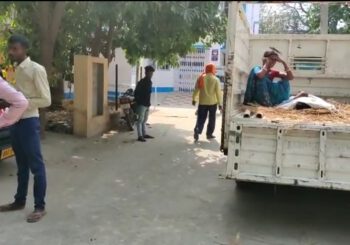 मानपुर मोड़ पर बालु लदे ट्रैक्टर पलट जाने से चालक की हुई मौत