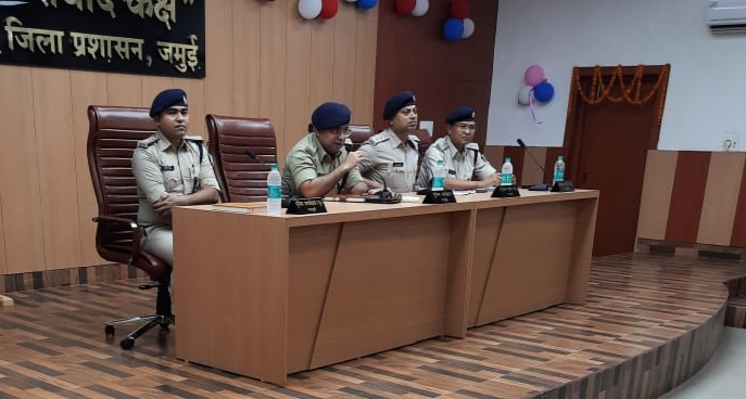 बैंक लूट एवं डकैती की घटनाओं की रोकथाम को लेकर जमुई पुलिस अधीक्षक के द्वारा बैंक अधिकारियों के साथ किया गया बैठक