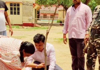 विश्व पर्यावरण दिवस के मौके पर अनुमंडल पदाधिकारी ने कार्यालय परिसर में किया वृक्षारोपण