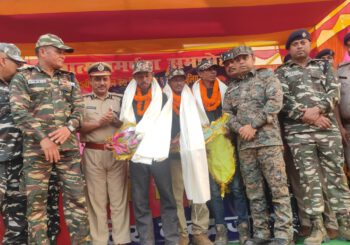 Video: हार्डकोर नक्सलियों ने पुलिस के सामने किया आत्मसमर्पण