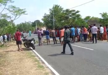 ओवरलोड बालू लदे ट्रक ने 9 वर्षीय लड़के को रौंदा, दुर्घटना स्थल पर लड़के की मौत
