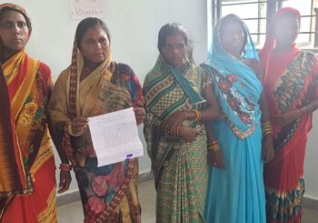 महादलित परिवार के लोगो ने इंदिरा आवास में ठगी को लेकर लछुआड़ थाने में दिया आवेदन