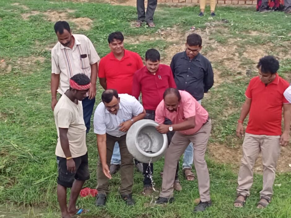 मत्स्य पालन के लिए जीविका के द्वारा गंगटी आहार में डाला गया मछली की जीरा