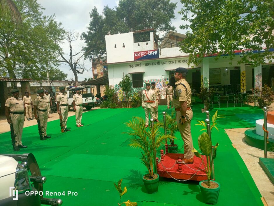 पुलिस अधीक्षक ने किया बरहट थाना का निरीक्षण, थानाध्यक्ष को दिए आवश्यक निर्देश