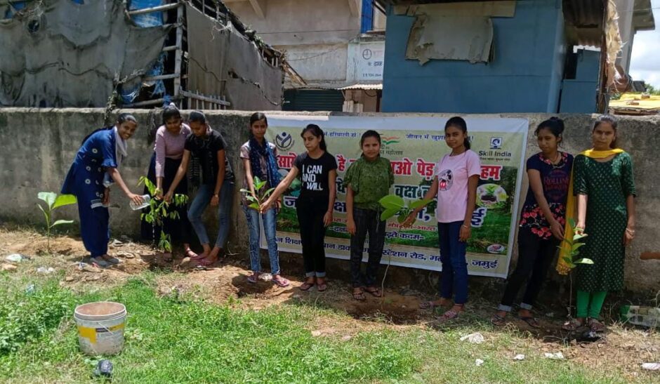 जन शिक्षण संस्थान के कर्मी सहित बच्चे ने किया पौधारोपण ,पर्यावरण संरक्षण का लिया संकल्प