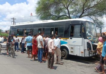 बस ने जुगाड़ गाड़ी में मारी ठोकर, जुगाड़ गाड़ी के चालक हुआ घायल