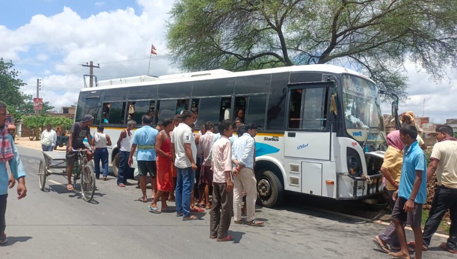 बस ने जुगाड़ गाड़ी में मारी ठोकर, जुगाड़ गाड़ी के चालक हुआ घायल