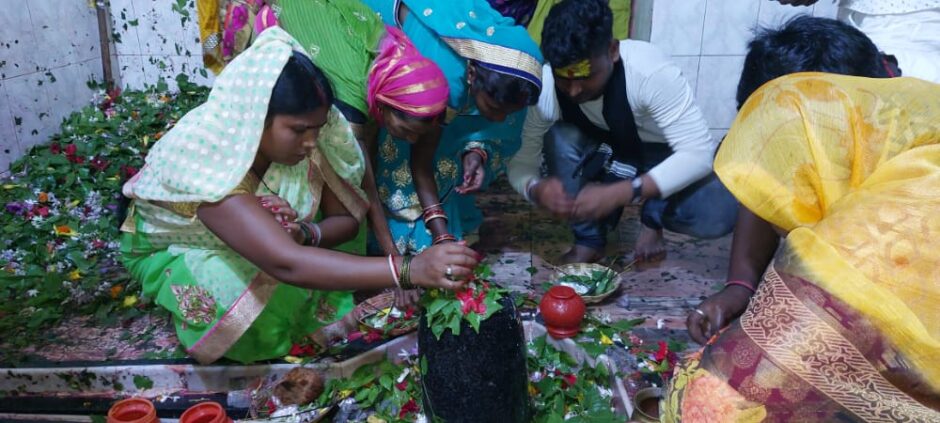 सावन की पहली सोमवारी को लेकर मंदिरों में उमड़ा शिव भक्तों का जन सैलाब।