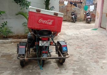 आइसक्रीम बेचने की आड़ में देसी शराब का धंधा करते पकड़ा गया दिव्यांग
