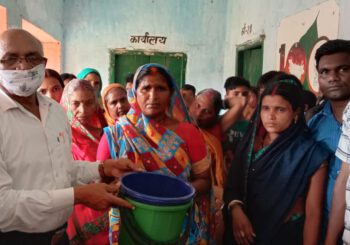 हर घर से कचरा उठाव के लिए एक हरा एक नीला डस्टबिन किया गया वितरण