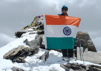 इंटरनेशनल पर्वतारोही निशु सिंह ने लेह लद्दाख पर्वत की 20500 फीट की चोटी पर तिरंगा झंडा फहराया