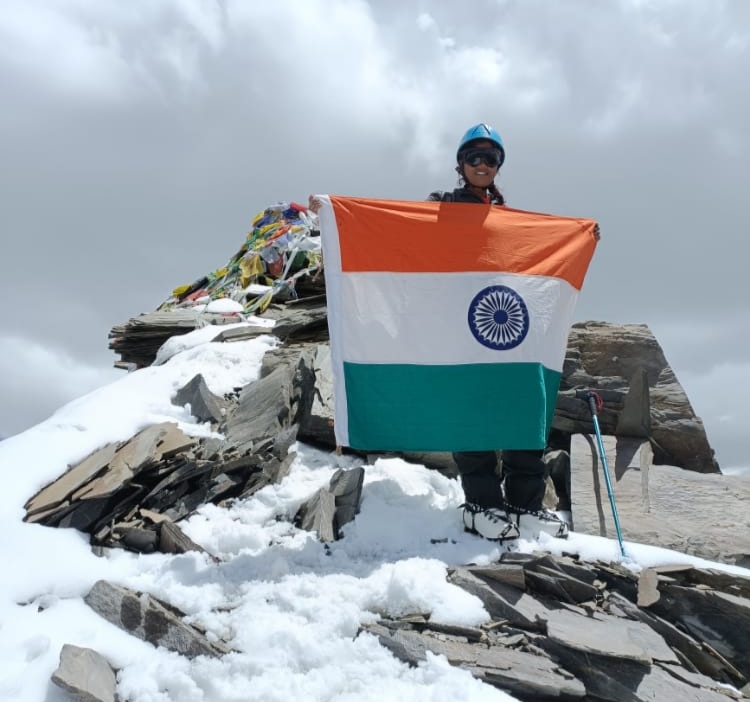 इंटरनेशनल पर्वतारोही निशु सिंह ने लेह लद्दाख पर्वत की 20500 फीट की चोटी पर तिरंगा झंडा फहराया