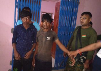घर मे चोरी कर रहे दो चोर को लोगो ने पकड़कर झाझा पुलिस को सौंपा