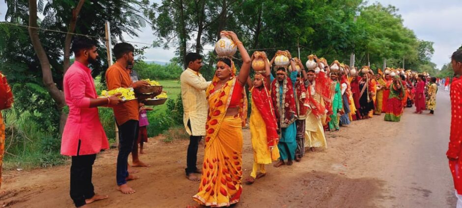 गोखुला में भगवान विष्णु मंदिर के भूमि पूजन को लेकर निकाला गया भव्य कलश यात्रा