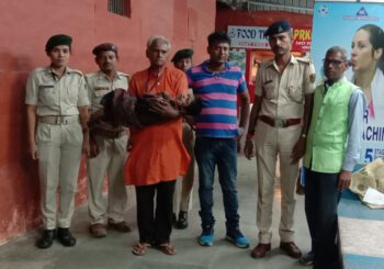 जमुई रेलवे स्टेशन पर लावारिस हालत में पड़ी बच्ची को जीआरपी पुलिस ने चाइल्डलाइन सौंपा