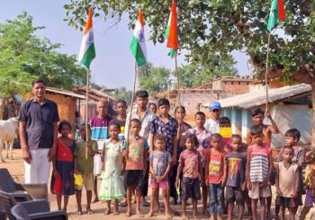 तिरंगा अभियान को लेकर पैक्स अध्यक्ष ने पिडरौन सहित कई गांव में घूम घूम कर लोगों को के बीच किया तिरंगा का वितरण