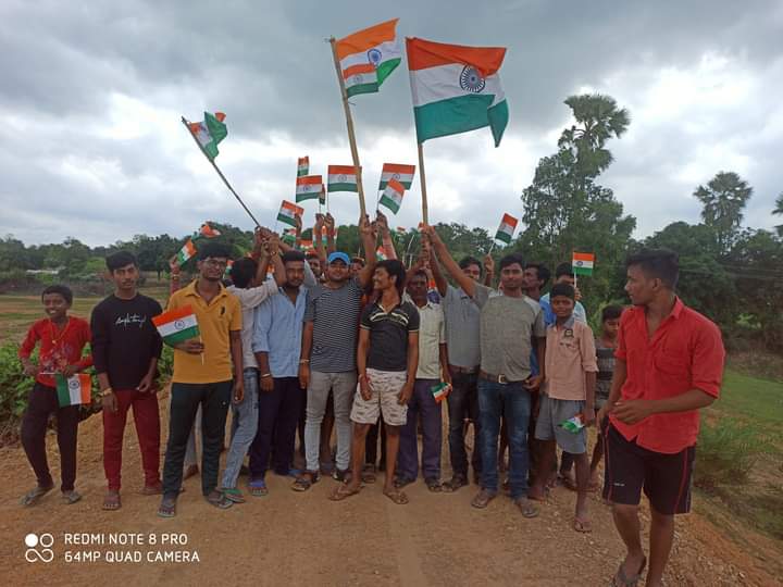 लक्ष्मीपुर प्रखंड के लत्ता गांव के मां सरस्वती क्लब सामाजिक संगठन के द्वारा निकाला गया तिरंगा यात्रा