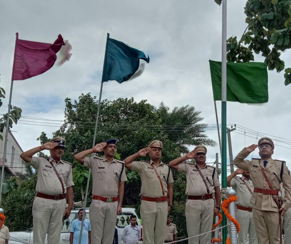 पुलिस अधीक्षक ने स्वतंत्रता दिवस पर ध्वजारोहण कर ली परेड की सलामी