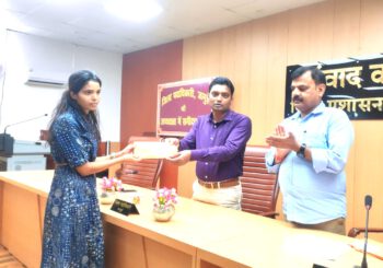 राजस्व कर्मचारी पद पर उत्तीर्ण अभ्यार्थियों को जिलाधिकारी ने सौंपा औपबंधिक नियुक्ति पत्र
