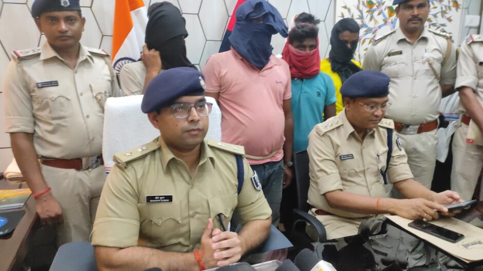 सिमुलतला के लाहावन में लूटपाट की घटना को अंजाम देने वाले अपराधी को पुलिस ने किया गिरफ्तार