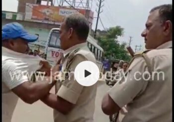 पुलिस अधिकारी का गुस्सा पहुंचा सातवें आसमान पर, रोड पर साइड नहीं देने की वजह से ई रिक्शा चालक से किया बदसलूकी, वीडियो वायरल