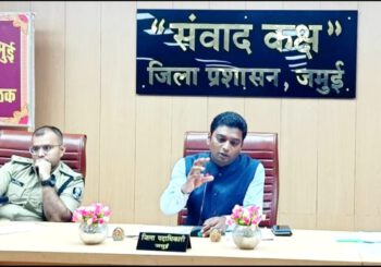 जिलाधिकारी की अध्यक्षता में दुर्गा पूजा त्यौहार को लेकर अधिकारियों के साथ की गई बैठक