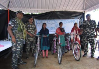 सीआरपीएफ ने स्कूली बच्चों को किया साइकिल वितरण।
