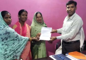 आदिवासी सेंगल अभियान के प्रतिनिधिमंडल ने राष्ट्रपति के नाम से बीडीओ को सौंपा ज्ञापन
