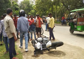 एसपी आवास के समीप ई-रिक्शा और बुलेट की जोरदार टक्कर, दो घायल