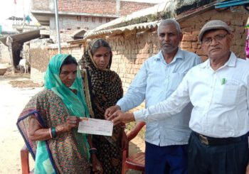 मुखिया ने मृतक के परिजनों को दिया तीन-तीन हजार का चेक
