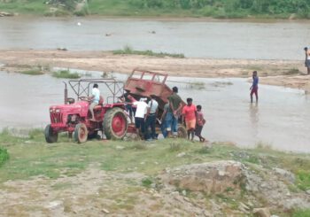 बुझायत नदी घाट से पुलिस ने बालू लदे ट्रैक्टर को किया जप्त