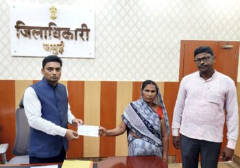 डीएम अवनीश कुमार सिंह ने आपदा से  पीड़ित परिवार को दिया अनुग्रह राशि