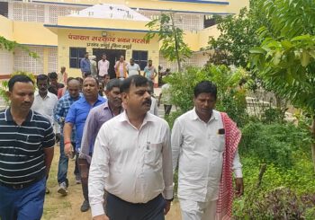 डीडीसी ने किया गरसंडा पंचायत का निरीक्षण, प्रधानमंत्री आवास योजना के लाभार्थी से किया फोन पर बात