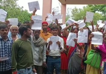 बीज वितरण में अनियमितता को लेकर किसानों ने कार्यालय में किया प्रदर्शन