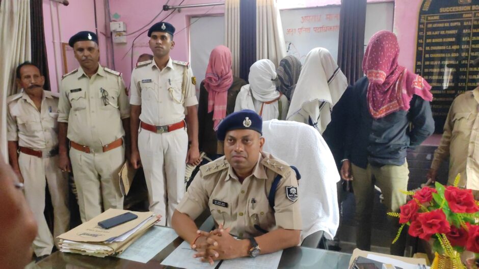 पुलिस ने पांच साइबर अपराधियों को किया गिरफ्तार, लॉटरी जीतने की लालच देकर लोगों से करता था ठगी