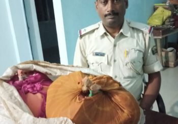 मेमू ट्रेन से 20 लिटर देशी शराब बरामद।