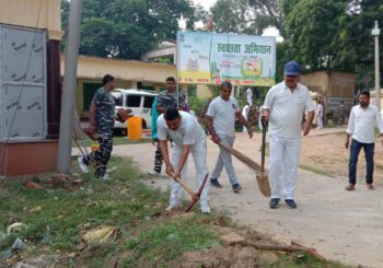 सीआरपीएफ के अधिकारी व जवानों ने चलाया विशेष साफ सफाई अभियान