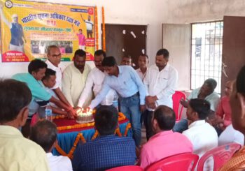 केक काटकर लक्ष्मीपुर प्रखंड में मनाया गया सूचना अधिकारी दिवस