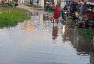 हल्की बारिश में अस्पताल तालाब में तब्दील।