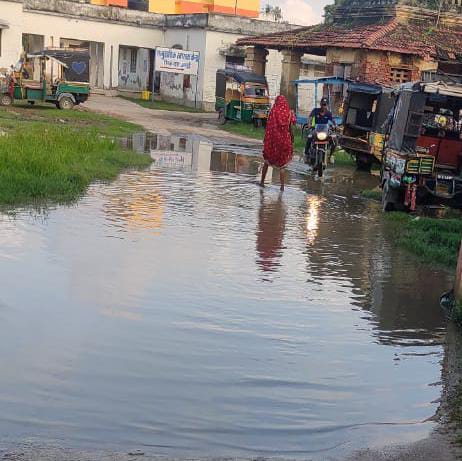 हल्की बारिश में अस्पताल तालाब में तब्दील।