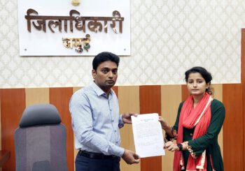 जिलाधिकारी ने 36 घंटे के अंदर सड़क दुर्घटना में मृतक रविंद्र सिंह के आश्रितों को  दिया अनुग्रह अनुदान राशि की स्वीकृति पत्र