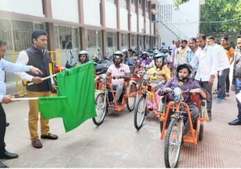 जिलाधिकारी ने दिव्यांगों को मुफ्त इलेक्ट्रिक  ट्राई साइकिल प्रदान कर हरी झंडी दिखाकर किया रवाना