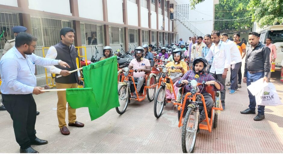 जिलाधिकारी ने दिव्यांगों को मुफ्त इलेक्ट्रिक  ट्राई साइकिल प्रदान कर हरी झंडी दिखाकर किया रवाना