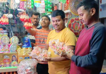 छोटी दीपावली पर गुुलजार रहे बाजार, लोगों खरीदा गणेश लक्ष्मी की मूर्तियां