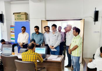 जिलाधिकारी ने प्रखंड कार्यालय में डाटा इंट्री के कार्य का किया औचक निरीक्षण