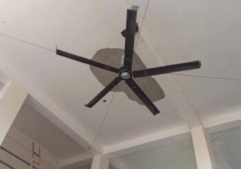 रेलवे पूछताछ केंद्र के उपर बने छत का प्लास्टर टूट कर गिरा नीचे, रेलयात्रियों मे मचा भगदड़